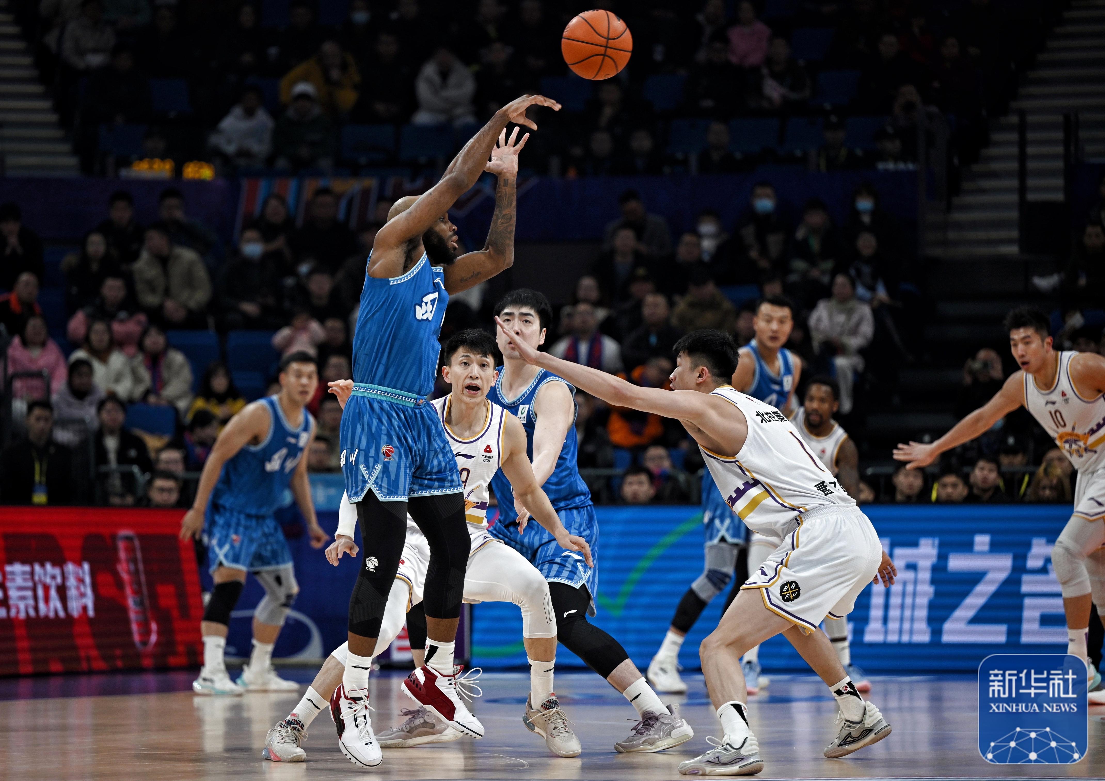 爱游戏下载中心-拉齐奥发布备战花絮，加时末段远射贴柱，CBA常规赛任务艰巨，控场能力受关注(拉齐奥队照片)